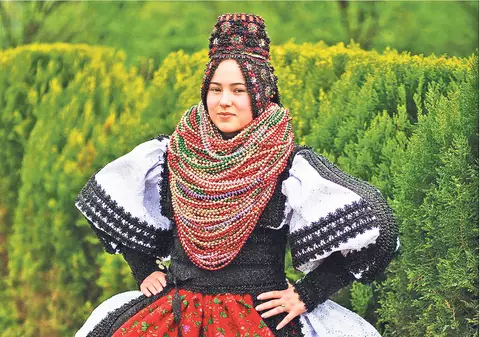 O croitoreasă din Ţara Oaşului  imbracă miresele în mărgele