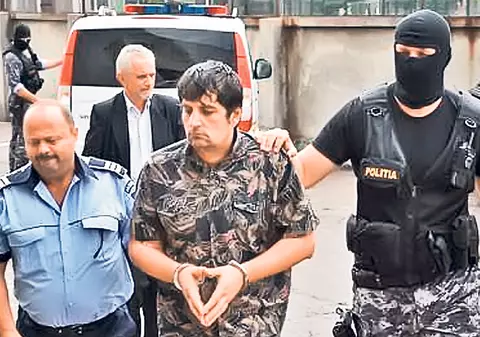 Şi-a ciopârţit tatăl şi l-a împrăştiat în curte