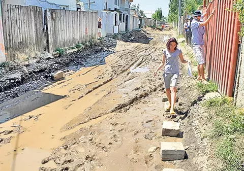 «Ne îngroapă mâlul»