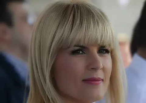 Elena Udrea şi-a arătat formele voluptoase într-o rochie minusculă. Uite cât de sexy a fost de Sf. Maria