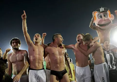 Jucătorii lui Partizan au sărbătorit calificarea în chiloți