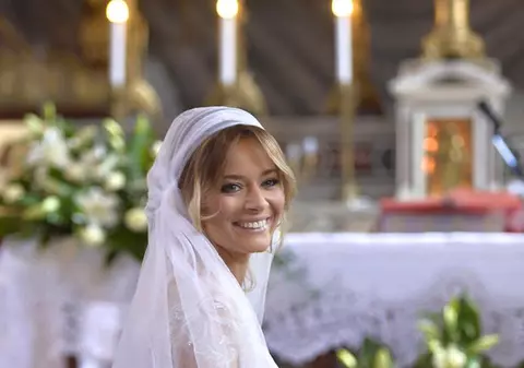 Laura Cosoi îi inchide gura Iuliei Albu, după ce aceasta i-a criticat voalul de mireasă