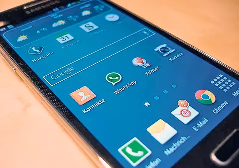 Iar suntem puşi pe cheltuială! Tabletele şi telefoanele inteligente s-au ieftinit şi cu 40% faţă de anul trecut