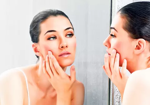 Citeşte-ţi sănătatea în oglindă! Medicii le recomandă tuturor femeilor să-şi studieze atent faţa şi gâtul în fiecare zi