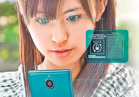 Un smartphone japonez se deblochează doar prin scanarea irisului