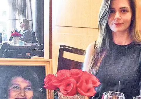 EXCLUSIV | Invitaţie la... pomană | Moni face comemorare în stil mare la Beverly Hills, la doi ani de la moartea mamei sale