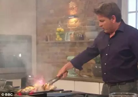 Gafă în direct! Ce a păţit un chef, în timp ce gătea într-o emisiune TV | VIDEO