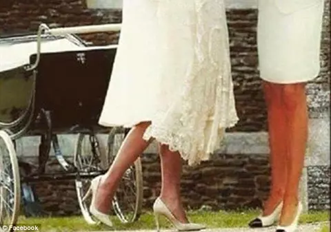 O poză cu Diana la botezul Prințesei Charlotte face înconjurul Internetului