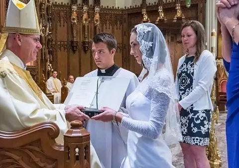 O profesoară virgină s-a măritat cu Iisus Hristos