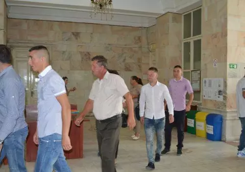 Procurorii cer pedepse mai mari pentru cei şapte tineri care au violat o elevă din Vaslui