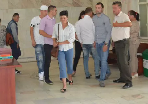 Gestul INCREDIBIL al mamei unuia dintre violatori, la proces. S-a apropiat de tatăl fetei violate şi...
