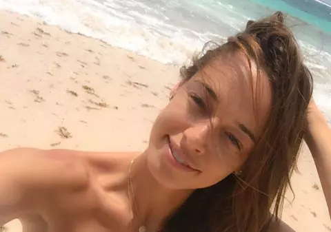 Andreea Raicu a renunțat la sutien! Face plajă topless în Caraibe