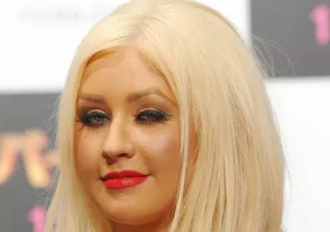 Christina Aguilera a pozat pentru prima dată TOPLESS. Imaginea îndrăzneaţă a primit sute de critici