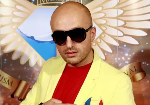 Costi Ioniță meditează în vârf de munte. Artistul, într-o ipostază cum nu a mai fost văzut