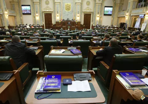 Declarațiile politice ale senatorilor: ”Războiul Palatelor trebuie să înceteze!” vs ”Retrageţi sprijinul Guvernului!”