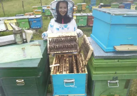 Fosta gimnastă Steliana Nistor învață albinele să facă gimnastica de dimineață. Cine e iubitul ei?