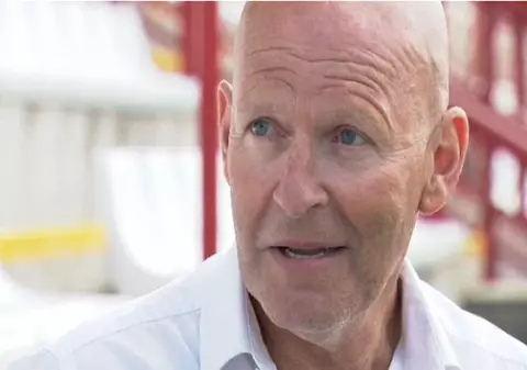 Ministrul Sporturilor din Jersey trebuia să vină la Cupa Mondială de dans de la Bucureşti, dar a ajuns la Budapesta! Insula a schimbat legile