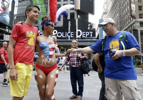 Scandal la New York! Primarul vrea să alunge femeile în sânii goi din Times Square | FOTO