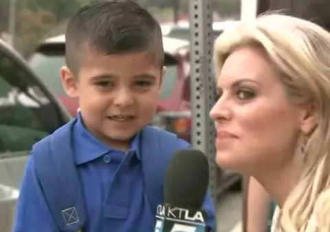 O reporteră l-a făcut pe un băiețel să plângă în prima lui zi de școală