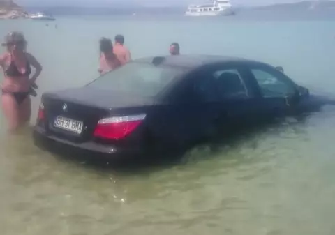 Cine se afla, de fapt, la volanul maşinii care a intrat în mare, într-o staţiune din Grecia | VIDEO