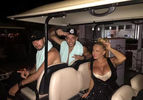 Anda Adam, sexy şi fără sutien la piscină