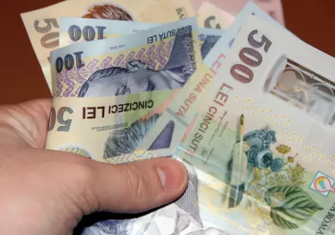 Un bucureștean a găsit pe stradă 2.000 DE LEI! Ce credeți că a făcut cu banii?