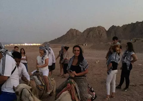 O vedetă de la noi, călare pe cămilă, în vacanță în Egipt | FOTO