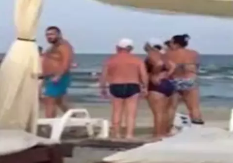 VIDEO | Scandal în Mamaia! Administratorul unei plaje a lovit şi scuipat o femeie. Totul a fost filmat