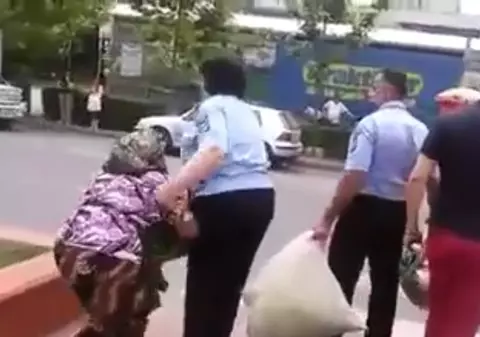 Imagini revoltătoare! O bătrânică a fost târâtă de poliție pentru că vindea pătrunjel pe trotuar 