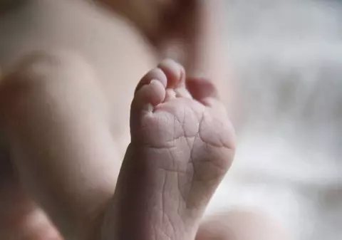 Un bebeluş plin de lovituri, dus de tată la spital. Care a fost explicația părinților