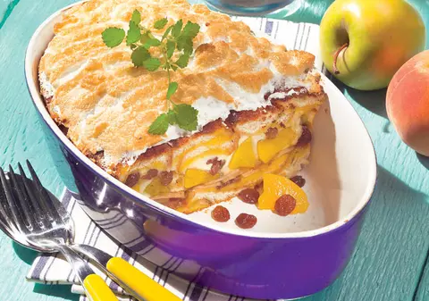Budincă de pişcoturi cu mere şi piersici
