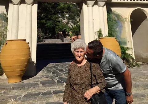 Înduioșător! Ce cadou i-a făcut Daniel Buzdugan mamei lui, cu ocazia împlinirii a 80 de ani 