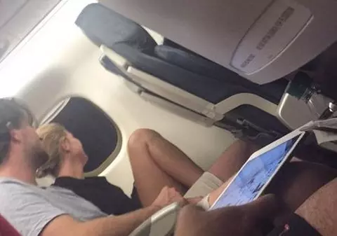 O femeie s-a așezat în avion lângă un cuplu care se despărțea. N-ai să crezi ce a urmat!