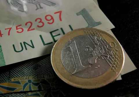 VEȘTI BUNE pentru românii cu credite în valută! Leul PRINDE PUTERI