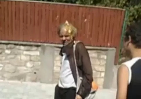 Strigător la cer! Un om al străzii, lovit cu un ou în cap de trei tineri. Cine era, de fapt, bărbatul VIDEO 