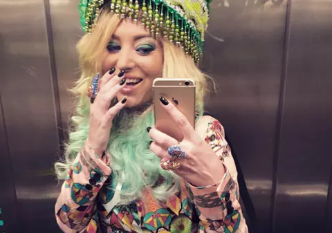 Delia, copiată chiar de sora ei. Ioana Matache seamănă perfect cu nonconformista artistă