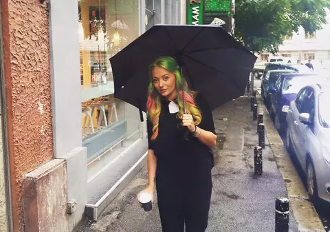 Nu o să-ţi vină să crezi! Delia şi-a tras curcubeu în… freză!