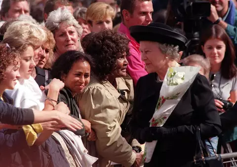 De necrezut! Prima reacție a reginei Elisabeta a II-a când a aflat de accidentul Dianei 