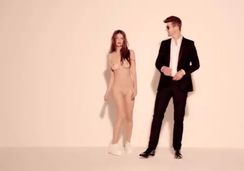 A apărut în sânii goi într-un clip și, acum, Emily Ratajkowski are Hollywood-ul la picioare! | FOTO