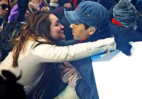 I-a venit rândul! Enrique IGLESIAS, sărutat cu FORȚA