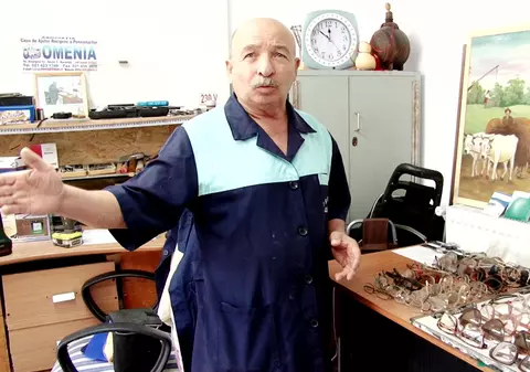 Situaţia pensionarilor din România se vede cel mai bine prin ochelarii sărăciei, 1 leu bucata, second hand | VIDEO