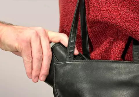 Tratament pentru furt! O femeie a fost prinsă în farmacie...