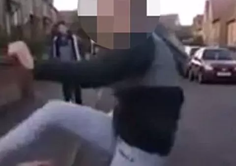 Imagini şocante! O adolescentă de 15 ani e snopită în bătaie şi umilită de o colegă de şcoală | VIDEO 