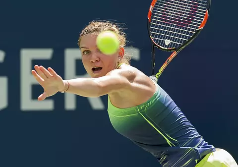 Simona Halep a pierdut finala de la Toronto. Adolescenta Belinda Bencici, pe care românca a ajutat-o în trecut, evoluând la dublu alături de ea la rugămințile Prințului Sturdza, a profitat de accidentarea numărului 3 WTA/ FOTO & VIDEO