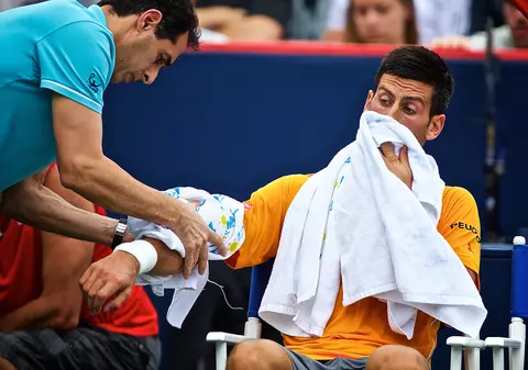 Sârbul Novak Djokovici: ”Cineva fumează joint pe stadion!” / VIDEO
