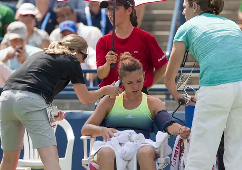 Halep a explicat motivele abandonului din finala de la Toronto: ”În primul set am simțit dureri musculare. Apoi, durerea s-a dus spre genunchi. În setul secund m-am simtit mai rău, aveam crampe la stomac, amețeli” / FOTO