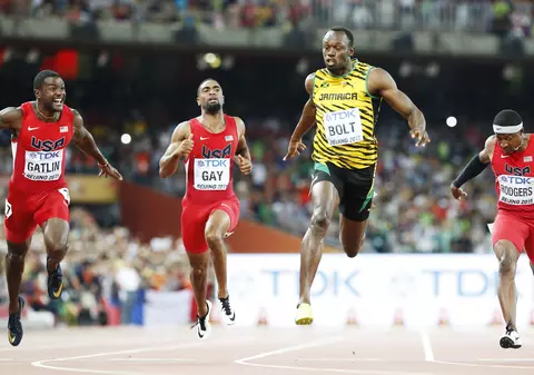 CM DE ATLETISM! ”Regele” n-a murit! Usain Bolt și-a păstrat titlul suprem în proba de 100 m, după ce era să rateze marea finală! ^Americanul Justin Gatlin l-a speriat de moarte pe supercampionul jamaican! VIDEO