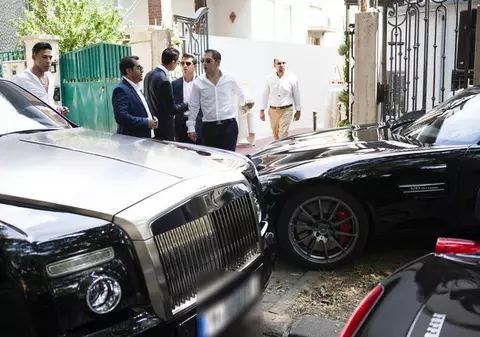 Expoziție auto? Nu! Doar o nuntă de țigani din Timișoara | FOTO