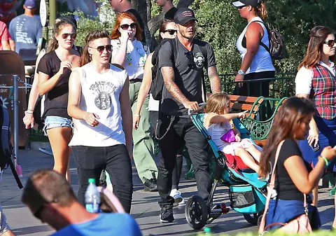 Familia Beckham, cu mic cu mare, la Disneyland | FOTO