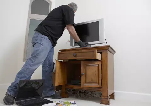 Spărgători de weekend! Infractori români dotați precum spionii aduc acasă metode de succes folosite în Occident